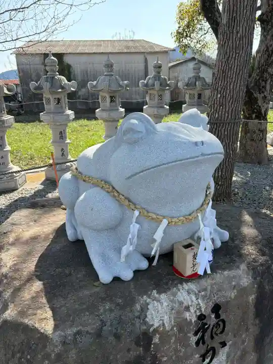 檀紙八幡神社の{uncategorized: "未分類", other: "その他", undefined: "問題あり", building: "その他建物", grave: "お墓", sacred_gate: "鳥居", guardian: "狛犬", statue: "像", buddha: "仏像", history: "歴史", nature: "自然", garden: "庭園", animal: "動物", pagoda: "塔", temizu: "手水舎", mountain_gate: "山門・神門", sanctuary: "本殿・本堂", subordinate: "末社・摂社", art: "芸術", scenery: "景色", jizo: "地蔵", ema: "絵馬", goshuin: "御朱印", omikuji: "おみくじ", items: "授与品その他", amulet: "お守り", goshuincho: "御朱印帳", eats: "食事", festival: "お祭り", votive_dance: "神楽", shichigosan: "七五三参", wedding: "結婚式", experience: "体験その他", initially: "初詣", around: "周辺", anti_infection: "感染症対策"}