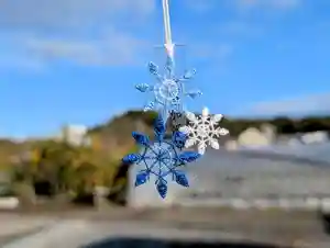 ◇四季開運守 雪の結晶 ※郵送可
先を見通せるように、透明な素材を使用し、
季節を彩るレースをあしらったお守りです。
冬は雪の結晶。季節毎に展開しております。
春⇒さくら
梅雨⇒あじさい
夏⇒ひまわり
秋⇒もみじ
冬⇒うめ、雪の結晶
ーーーーーーーーーーーーーーーーーーーーー
御朱印はこちらで承ります。↓↓↓
波自加彌神社 遙拝所(ようはいじょ)
金沢市二日市町ヌ131番地
受付時間:9時~16時まで
電話番号:076-258-0346
※不在の場合は書置き対応となります
・神社へのアクセス
・御朱印郵送お申込み
・祭典・御朱印・お守り
については当社ホームページをご覧ください。
https://www.hajikami.org/
ーーーーーーーーーーーーーーーーーーーーー