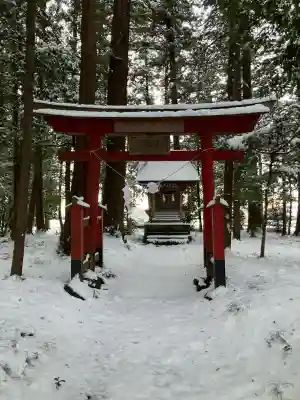 飯貝熊野神社の{uncategorized: "未分類", other: "その他", undefined: "問題あり", building: "その他建物", grave: "お墓", sacred_gate: "鳥居", guardian: "狛犬", statue: "像", buddha: "仏像", history: "歴史", nature: "自然", garden: "庭園", animal: "動物", pagoda: "塔", temizu: "手水舎", mountain_gate: "山門・神門", sanctuary: "本殿・本堂", subordinate: "末社・摂社", art: "芸術", scenery: "景色", jizo: "地蔵", ema: "絵馬", goshuin: "御朱印", omikuji: "おみくじ", items: "授与品その他", amulet: "お守り", goshuincho: "御朱印帳", eats: "食事", festival: "お祭り", votive_dance: "神楽", shichigosan: "七五三参", wedding: "結婚式", experience: "体験その他", initially: "初詣", around: "周辺", anti_infection: "感染症対策"}