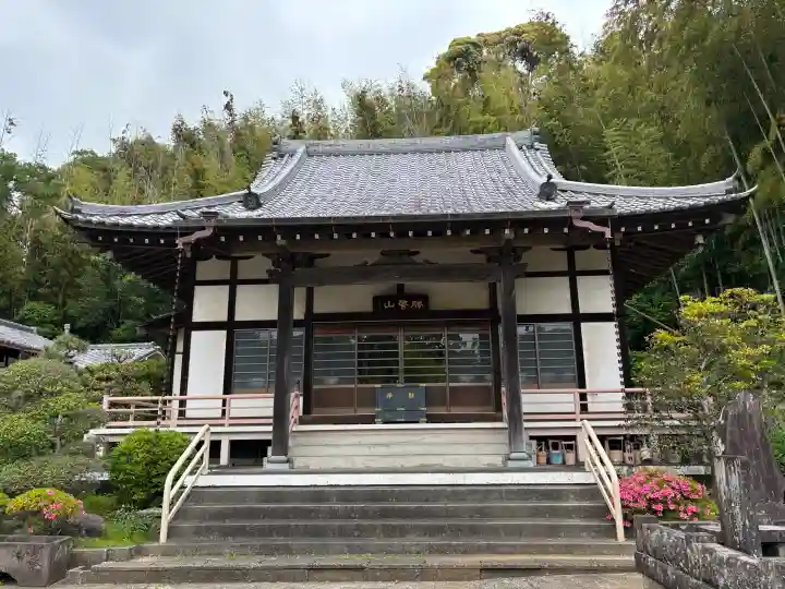 重願寺の{uncategorized: "未分類", other: "その他", undefined: "問題あり", building: "その他建物", grave: "お墓", sacred_gate: "鳥居", guardian: "狛犬", statue: "像", buddha: "仏像", history: "歴史", nature: "自然", garden: "庭園", animal: "動物", pagoda: "塔", temizu: "手水舎", mountain_gate: "山門・神門", sanctuary: "本殿・本堂", subordinate: "末社・摂社", art: "芸術", scenery: "景色", jizo: "地蔵", ema: "絵馬", goshuin: "御朱印", omikuji: "おみくじ", items: "授与品その他", amulet: "お守り", goshuincho: "御朱印帳", eats: "食事", festival: "お祭り", votive_dance: "神楽", shichigosan: "七五三参", wedding: "結婚式", experience: "体験その他", initially: "初詣", around: "周辺", anti_infection: "感染症対策"}