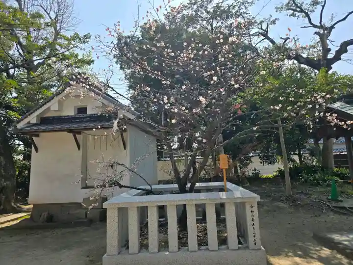 佐太神社(佐太天神宮)の{uncategorized: "未分類", other: "その他", undefined: "問題あり", building: "その他建物", grave: "お墓", sacred_gate: "鳥居", guardian: "狛犬", statue: "像", buddha: "仏像", history: "歴史", nature: "自然", garden: "庭園", animal: "動物", pagoda: "塔", temizu: "手水舎", mountain_gate: "山門・神門", sanctuary: "本殿・本堂", subordinate: "末社・摂社", art: "芸術", scenery: "景色", jizo: "地蔵", ema: "絵馬", goshuin: "御朱印", omikuji: "おみくじ", items: "授与品その他", amulet: "お守り", goshuincho: "御朱印帳", eats: "食事", festival: "お祭り", votive_dance: "神楽", shichigosan: "七五三参", wedding: "結婚式", experience: "体験その他", initially: "初詣", around: "周辺", anti_infection: "感染症対策"}