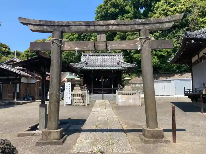 本町稲荷神社の{uncategorized: "未分類", other: "その他", undefined: "問題あり", building: "その他建物", grave: "お墓", sacred_gate: "鳥居", guardian: "狛犬", statue: "像", buddha: "仏像", history: "歴史", nature: "自然", garden: "庭園", animal: "動物", pagoda: "塔", temizu: "手水舎", mountain_gate: "山門・神門", sanctuary: "本殿・本堂", subordinate: "末社・摂社", art: "芸術", scenery: "景色", jizo: "地蔵", ema: "絵馬", goshuin: "御朱印", omikuji: "おみくじ", items: "授与品その他", amulet: "お守り", goshuincho: "御朱印帳", eats: "食事", festival: "お祭り", votive_dance: "神楽", shichigosan: "七五三参", wedding: "結婚式", experience: "体験その他", initially: "初詣", around: "周辺", anti_infection: "感染症対策"}