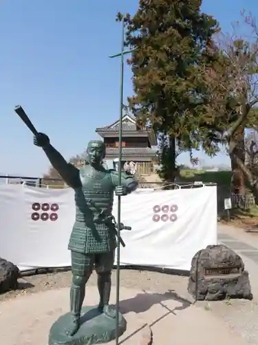 眞田神社の像