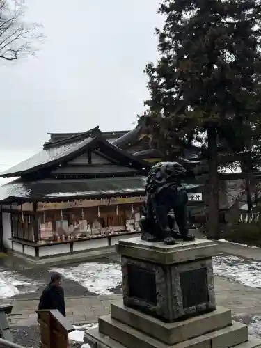 諏訪大社下社秋宮の{uncategorized: "未分類", other: "その他", undefined: "問題あり", building: "その他建物", grave: "お墓", sacred_gate: "鳥居", guardian: "狛犬", statue: "像", buddha: "仏像", history: "歴史", nature: "自然", garden: "庭園", animal: "動物", pagoda: "塔", temizu: "手水舎", mountain_gate: "山門・神門", sanctuary: "本殿・本堂", subordinate: "末社・摂社", art: "芸術", scenery: "景色", jizo: "地蔵", ema: "絵馬", goshuin: "御朱印", omikuji: "おみくじ", items: "授与品その他", amulet: "お守り", goshuincho: "御朱印帳", eats: "食事", festival: "お祭り", votive_dance: "神楽", shichigosan: "七五三参", wedding: "結婚式", experience: "体験その他", initially: "初詣", around: "周辺", anti_infection: "感染症対策"}