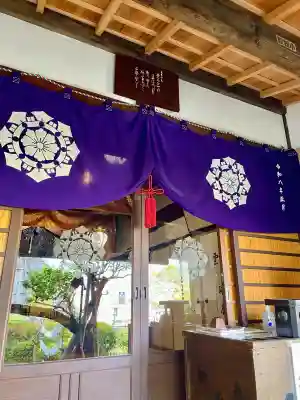 徳寿院の{uncategorized: "未分類", other: "その他", undefined: "問題あり", building: "その他建物", grave: "お墓", sacred_gate: "鳥居", guardian: "狛犬", statue: "像", buddha: "仏像", history: "歴史", nature: "自然", garden: "庭園", animal: "動物", pagoda: "塔", temizu: "手水舎", mountain_gate: "山門・神門", sanctuary: "本殿・本堂", subordinate: "末社・摂社", art: "芸術", scenery: "景色", jizo: "地蔵", ema: "絵馬", goshuin: "御朱印", omikuji: "おみくじ", items: "授与品その他", amulet: "お守り", goshuincho: "御朱印帳", eats: "食事", festival: "お祭り", votive_dance: "神楽", shichigosan: "七五三参", wedding: "結婚式", experience: "体験その他", initially: "初詣", around: "周辺", anti_infection: "感染症対策"}