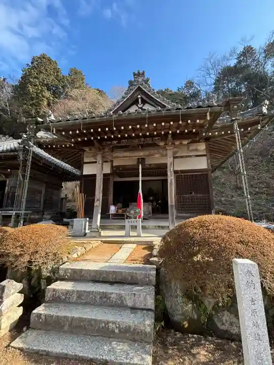 観音正寺の{uncategorized: "未分類", other: "その他", undefined: "問題あり", building: "その他建物", grave: "お墓", sacred_gate: "鳥居", guardian: "狛犬", statue: "像", buddha: "仏像", history: "歴史", nature: "自然", garden: "庭園", animal: "動物", pagoda: "塔", temizu: "手水舎", mountain_gate: "山門・神門", sanctuary: "本殿・本堂", subordinate: "末社・摂社", art: "芸術", scenery: "景色", jizo: "地蔵", ema: "絵馬", goshuin: "御朱印", omikuji: "おみくじ", items: "授与品その他", amulet: "お守り", goshuincho: "御朱印帳", eats: "食事", festival: "お祭り", votive_dance: "神楽", shichigosan: "七五三参", wedding: "結婚式", experience: "体験その他", initially: "初詣", around: "周辺", anti_infection: "感染症対策"}