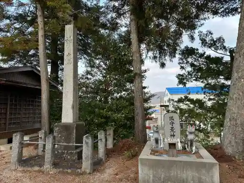 鷹日神社の{uncategorized: "未分類", other: "その他", undefined: "問題あり", building: "その他建物", grave: "お墓", sacred_gate: "鳥居", guardian: "狛犬", statue: "像", buddha: "仏像", history: "歴史", nature: "自然", garden: "庭園", animal: "動物", pagoda: "塔", temizu: "手水舎", mountain_gate: "山門・神門", sanctuary: "本殿・本堂", subordinate: "末社・摂社", art: "芸術", scenery: "景色", jizo: "地蔵", ema: "絵馬", goshuin: "御朱印", omikuji: "おみくじ", items: "授与品その他", amulet: "お守り", goshuincho: "御朱印帳", eats: "食事", festival: "お祭り", votive_dance: "神楽", shichigosan: "七五三参", wedding: "結婚式", experience: "体験その他", initially: "初詣", around: "周辺", anti_infection: "感染症対策"}
