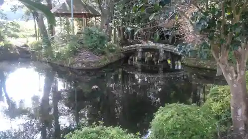 亀都起社の庭園