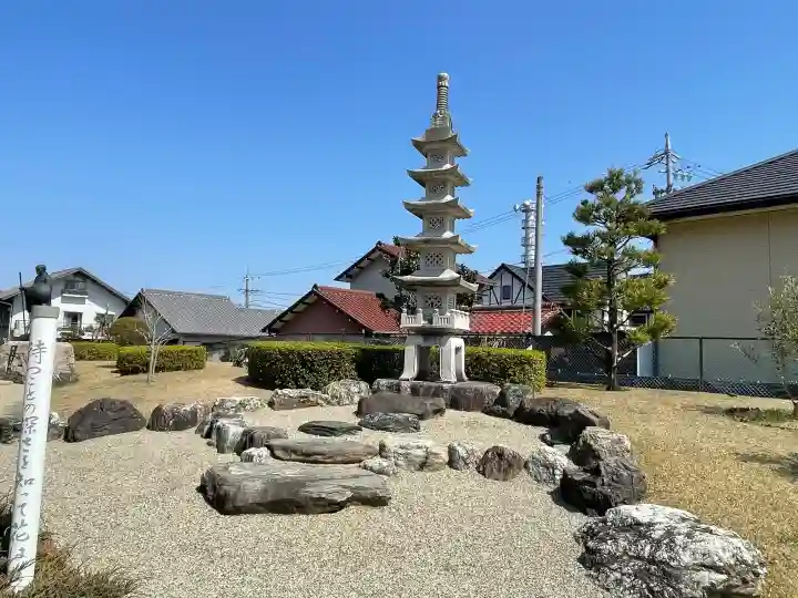 彰見寺の{uncategorized: "未分類", other: "その他", undefined: "問題あり", building: "その他建物", grave: "お墓", sacred_gate: "鳥居", guardian: "狛犬", statue: "像", buddha: "仏像", history: "歴史", nature: "自然", garden: "庭園", animal: "動物", pagoda: "塔", temizu: "手水舎", mountain_gate: "山門・神門", sanctuary: "本殿・本堂", subordinate: "末社・摂社", art: "芸術", scenery: "景色", jizo: "地蔵", ema: "絵馬", goshuin: "御朱印", omikuji: "おみくじ", items: "授与品その他", amulet: "お守り", goshuincho: "御朱印帳", eats: "食事", festival: "お祭り", votive_dance: "神楽", shichigosan: "七五三参", wedding: "結婚式", experience: "体験その他", initially: "初詣", around: "周辺", anti_infection: "感染症対策"}