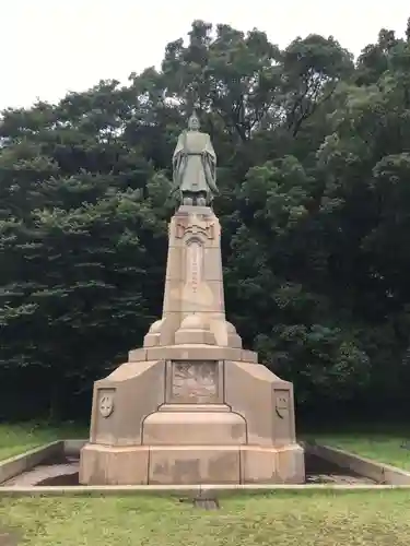 照國神社の像