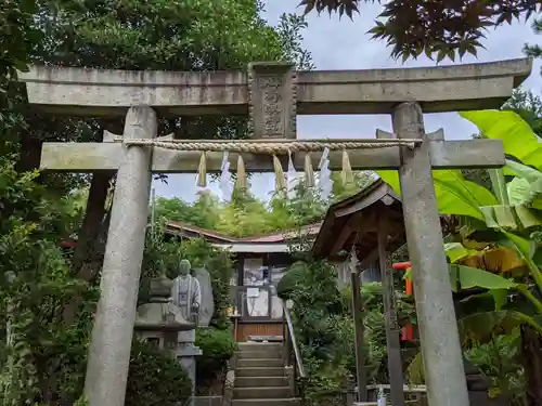 横浜御嶽神社の鳥居