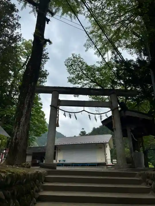 奥氷川神社の{uncategorized: "未分類", other: "その他", undefined: "問題あり", building: "その他建物", grave: "お墓", sacred_gate: "鳥居", guardian: "狛犬", statue: "像", buddha: "仏像", history: "歴史", nature: "自然", garden: "庭園", animal: "動物", pagoda: "塔", temizu: "手水舎", mountain_gate: "山門・神門", sanctuary: "本殿・本堂", subordinate: "末社・摂社", art: "芸術", scenery: "景色", jizo: "地蔵", ema: "絵馬", goshuin: "御朱印", omikuji: "おみくじ", items: "授与品その他", amulet: "お守り", goshuincho: "御朱印帳", eats: "食事", festival: "お祭り", votive_dance: "神楽", shichigosan: "七五三参", wedding: "結婚式", experience: "体験その他", initially: "初詣", around: "周辺", anti_infection: "感染症対策"}