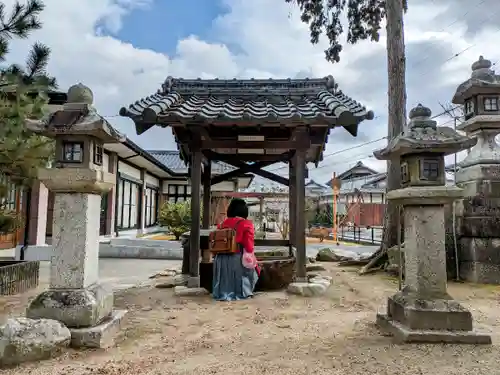 苗田神社の手水舎