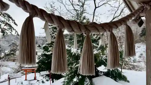 湯倉神社の{uncategorized: "未分類", other: "その他", undefined: "問題あり", building: "その他建物", grave: "お墓", sacred_gate: "鳥居", guardian: "狛犬", statue: "像", buddha: "仏像", history: "歴史", nature: "自然", garden: "庭園", animal: "動物", pagoda: "塔", temizu: "手水舎", mountain_gate: "山門・神門", sanctuary: "本殿・本堂", subordinate: "末社・摂社", art: "芸術", scenery: "景色", jizo: "地蔵", ema: "絵馬", goshuin: "御朱印", omikuji: "おみくじ", items: "授与品その他", amulet: "お守り", goshuincho: "御朱印帳", eats: "食事", festival: "お祭り", votive_dance: "神楽", shichigosan: "七五三参", wedding: "結婚式", experience: "体験その他", initially: "初詣", around: "周辺", anti_infection: "感染症対策"}