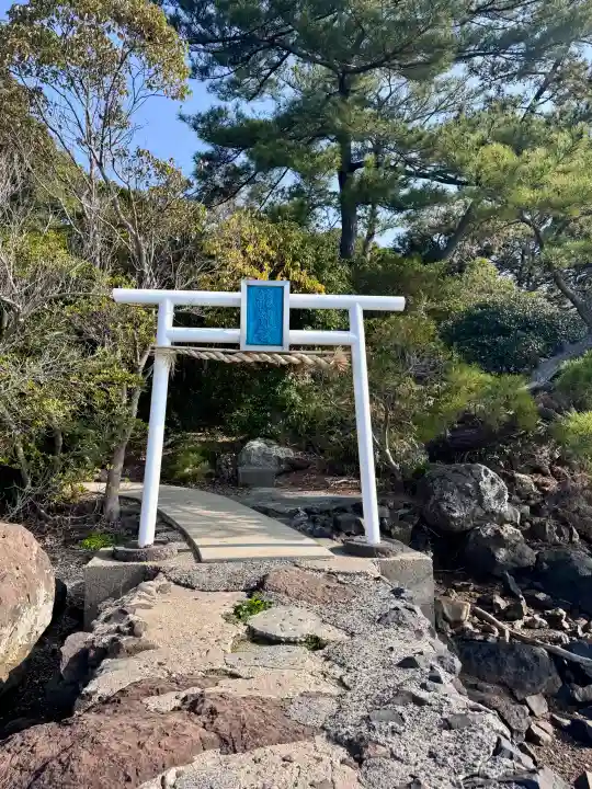 龍神社の{uncategorized: "未分類", other: "その他", undefined: "問題あり", building: "その他建物", grave: "お墓", sacred_gate: "鳥居", guardian: "狛犬", statue: "像", buddha: "仏像", history: "歴史", nature: "自然", garden: "庭園", animal: "動物", pagoda: "塔", temizu: "手水舎", mountain_gate: "山門・神門", sanctuary: "本殿・本堂", subordinate: "末社・摂社", art: "芸術", scenery: "景色", jizo: "地蔵", ema: "絵馬", goshuin: "御朱印", omikuji: "おみくじ", items: "授与品その他", amulet: "お守り", goshuincho: "御朱印帳", eats: "食事", festival: "お祭り", votive_dance: "神楽", shichigosan: "七五三参", wedding: "結婚式", experience: "体験その他", initially: "初詣", around: "周辺", anti_infection: "感染症対策"}