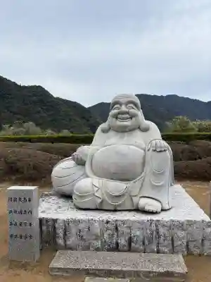 青岸渡寺の{uncategorized: "未分類", other: "その他", undefined: "問題あり", building: "その他建物", grave: "お墓", sacred_gate: "鳥居", guardian: "狛犬", statue: "像", buddha: "仏像", history: "歴史", nature: "自然", garden: "庭園", animal: "動物", pagoda: "塔", temizu: "手水舎", mountain_gate: "山門・神門", sanctuary: "本殿・本堂", subordinate: "末社・摂社", art: "芸術", scenery: "景色", jizo: "地蔵", ema: "絵馬", goshuin: "御朱印", omikuji: "おみくじ", items: "授与品その他", amulet: "お守り", goshuincho: "御朱印帳", eats: "食事", festival: "お祭り", votive_dance: "神楽", shichigosan: "七五三参", wedding: "結婚式", experience: "体験その他", initially: "初詣", around: "周辺", anti_infection: "感染症対策"}