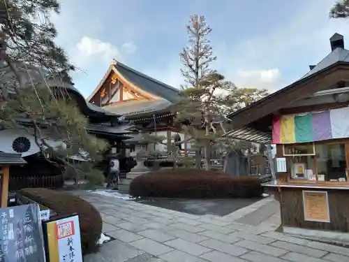 善光寺大本願の{uncategorized: "未分類", other: "その他", undefined: "問題あり", building: "その他建物", grave: "お墓", sacred_gate: "鳥居", guardian: "狛犬", statue: "像", buddha: "仏像", history: "歴史", nature: "自然", garden: "庭園", animal: "動物", pagoda: "塔", temizu: "手水舎", mountain_gate: "山門・神門", sanctuary: "本殿・本堂", subordinate: "末社・摂社", art: "芸術", scenery: "景色", jizo: "地蔵", ema: "絵馬", goshuin: "御朱印", omikuji: "おみくじ", items: "授与品その他", amulet: "お守り", goshuincho: "御朱印帳", eats: "食事", festival: "お祭り", votive_dance: "神楽", shichigosan: "七五三参", wedding: "結婚式", experience: "体験その他", initially: "初詣", around: "周辺", anti_infection: "感染症対策"}