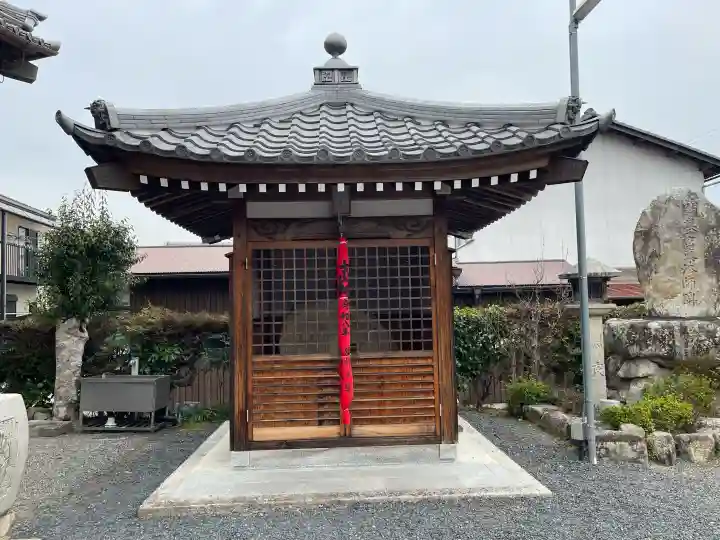 栄林寺の{uncategorized: "未分類", other: "その他", undefined: "問題あり", building: "その他建物", grave: "お墓", sacred_gate: "鳥居", guardian: "狛犬", statue: "像", buddha: "仏像", history: "歴史", nature: "自然", garden: "庭園", animal: "動物", pagoda: "塔", temizu: "手水舎", mountain_gate: "山門・神門", sanctuary: "本殿・本堂", subordinate: "末社・摂社", art: "芸術", scenery: "景色", jizo: "地蔵", ema: "絵馬", goshuin: "御朱印", omikuji: "おみくじ", items: "授与品その他", amulet: "お守り", goshuincho: "御朱印帳", eats: "食事", festival: "お祭り", votive_dance: "神楽", shichigosan: "七五三参", wedding: "結婚式", experience: "体験その他", initially: "初詣", around: "周辺", anti_infection: "感染症対策"}