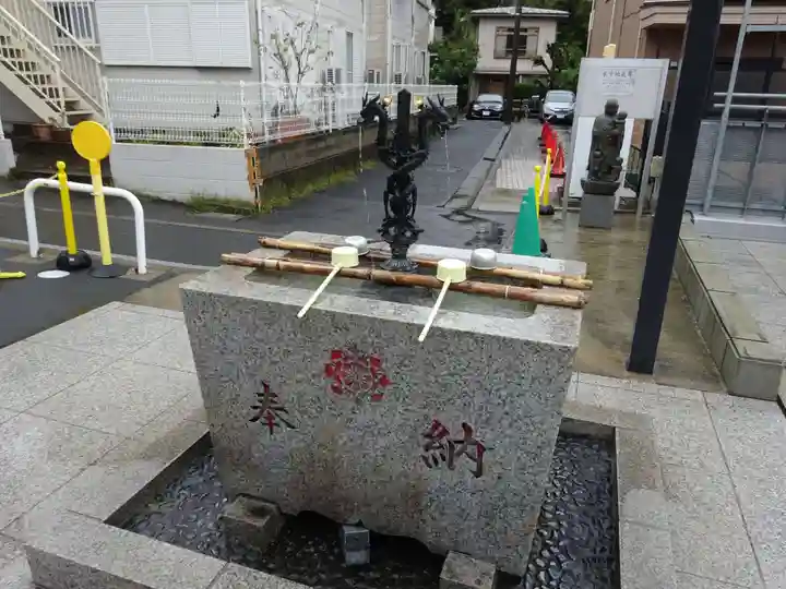 成田山横浜別院延命院の手水舎