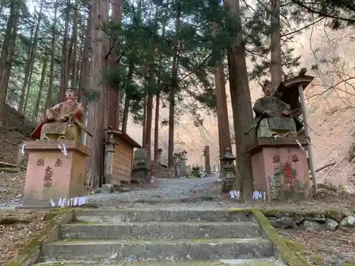 大嶽山那賀都神社の像