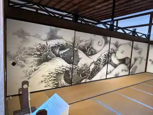 龍安寺の{uncategorized: "未分類", other: "その他", undefined: "問題あり", building: "その他建物", grave: "お墓", sacred_gate: "鳥居", guardian: "狛犬", statue: "像", buddha: "仏像", history: "歴史", nature: "自然", garden: "庭園", animal: "動物", pagoda: "塔", temizu: "手水舎", mountain_gate: "山門・神門", sanctuary: "本殿・本堂", subordinate: "末社・摂社", art: "芸術", scenery: "景色", jizo: "地蔵", ema: "絵馬", goshuin: "御朱印", omikuji: "おみくじ", items: "授与品その他", amulet: "お守り", goshuincho: "御朱印帳", eats: "食事", festival: "お祭り", votive_dance: "神楽", shichigosan: "七五三参", wedding: "結婚式", experience: "体験その他", initially: "初詣", around: "周辺", anti_infection: "感染症対策"}