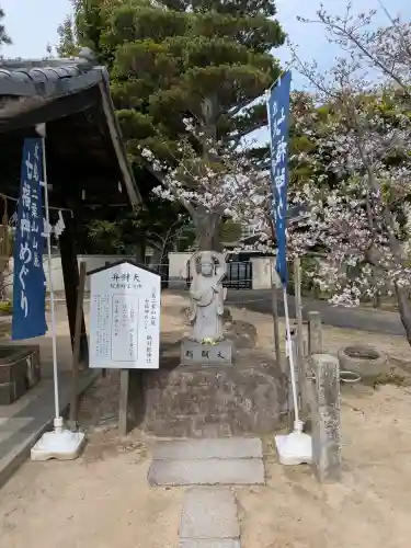 鶴羽根神社の{uncategorized: "未分類", other: "その他", undefined: "問題あり", building: "その他建物", grave: "お墓", sacred_gate: "鳥居", guardian: "狛犬", statue: "像", buddha: "仏像", history: "歴史", nature: "自然", garden: "庭園", animal: "動物", pagoda: "塔", temizu: "手水舎", mountain_gate: "山門・神門", sanctuary: "本殿・本堂", subordinate: "末社・摂社", art: "芸術", scenery: "景色", jizo: "地蔵", ema: "絵馬", goshuin: "御朱印", omikuji: "おみくじ", items: "授与品その他", amulet: "お守り", goshuincho: "御朱印帳", eats: "食事", festival: "お祭り", votive_dance: "神楽", shichigosan: "七五三参", wedding: "結婚式", experience: "体験その他", initially: "初詣", around: "周辺", anti_infection: "感染症対策"}