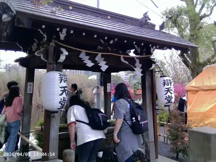 寛永寺不忍池弁天堂の{uncategorized: "未分類", other: "その他", undefined: "問題あり", building: "その他建物", grave: "お墓", sacred_gate: "鳥居", guardian: "狛犬", statue: "像", buddha: "仏像", history: "歴史", nature: "自然", garden: "庭園", animal: "動物", pagoda: "塔", temizu: "手水舎", mountain_gate: "山門・神門", sanctuary: "本殿・本堂", subordinate: "末社・摂社", art: "芸術", scenery: "景色", jizo: "地蔵", ema: "絵馬", goshuin: "御朱印", omikuji: "おみくじ", items: "授与品その他", amulet: "お守り", goshuincho: "御朱印帳", eats: "食事", festival: "お祭り", votive_dance: "神楽", shichigosan: "七五三参", wedding: "結婚式", experience: "体験その他", initially: "初詣", around: "周辺", anti_infection: "感染症対策"}