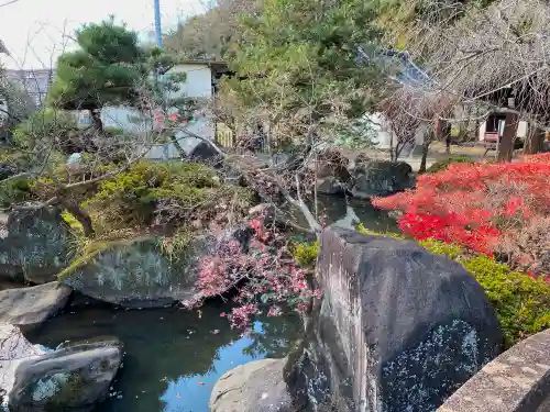 山梨岡神社の庭園