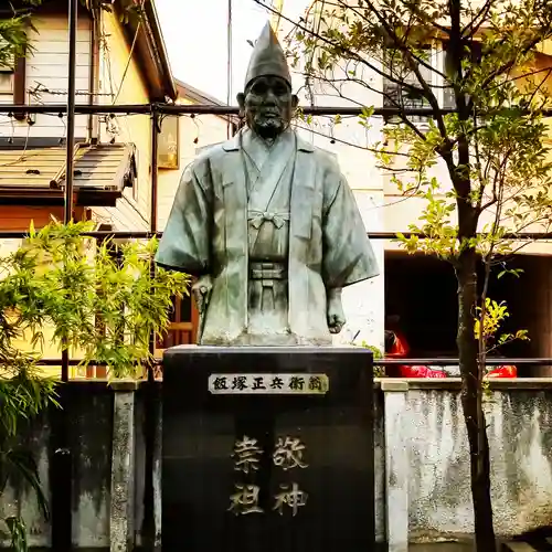 須賀神社の像