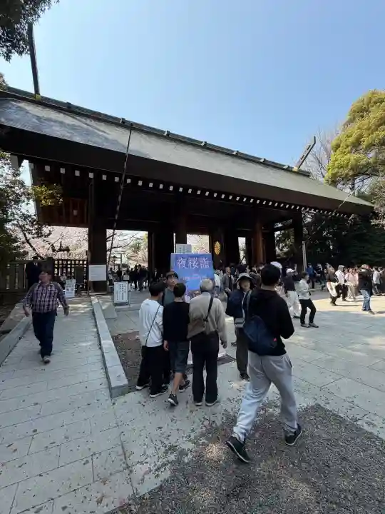 靖國神社の{uncategorized: "未分類", other: "その他", undefined: "問題あり", building: "その他建物", grave: "お墓", sacred_gate: "鳥居", guardian: "狛犬", statue: "像", buddha: "仏像", history: "歴史", nature: "自然", garden: "庭園", animal: "動物", pagoda: "塔", temizu: "手水舎", mountain_gate: "山門・神門", sanctuary: "本殿・本堂", subordinate: "末社・摂社", art: "芸術", scenery: "景色", jizo: "地蔵", ema: "絵馬", goshuin: "御朱印", omikuji: "おみくじ", items: "授与品その他", amulet: "お守り", goshuincho: "御朱印帳", eats: "食事", festival: "お祭り", votive_dance: "神楽", shichigosan: "七五三参", wedding: "結婚式", experience: "体験その他", initially: "初詣", around: "周辺", anti_infection: "感染症対策"}
