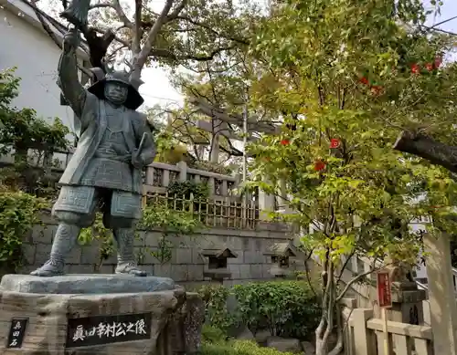 真田山 三光神社の像