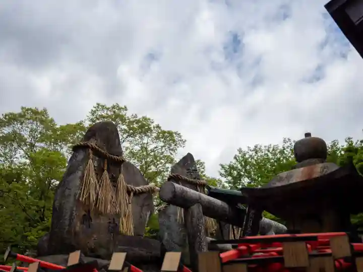 伏見稲荷大社一ノ峰(上之社神蹟•末廣大神)の{uncategorized: "未分類", other: "その他", undefined: "問題あり", building: "その他建物", grave: "お墓", sacred_gate: "鳥居", guardian: "狛犬", statue: "像", buddha: "仏像", history: "歴史", nature: "自然", garden: "庭園", animal: "動物", pagoda: "塔", temizu: "手水舎", mountain_gate: "山門・神門", sanctuary: "本殿・本堂", subordinate: "末社・摂社", art: "芸術", scenery: "景色", jizo: "地蔵", ema: "絵馬", goshuin: "御朱印", omikuji: "おみくじ", items: "授与品その他", amulet: "お守り", goshuincho: "御朱印帳", eats: "食事", festival: "お祭り", votive_dance: "神楽", shichigosan: "七五三参", wedding: "結婚式", experience: "体験その他", initially: "初詣", around: "周辺", anti_infection: "感染症対策"}