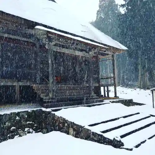 深山 飯盛寺の本殿