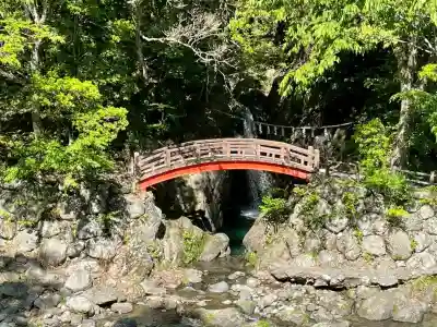 丹生川上神社(中社)の{uncategorized: "未分類", other: "その他", undefined: "問題あり", building: "その他建物", grave: "お墓", sacred_gate: "鳥居", guardian: "狛犬", statue: "像", buddha: "仏像", history: "歴史", nature: "自然", garden: "庭園", animal: "動物", pagoda: "塔", temizu: "手水舎", mountain_gate: "山門・神門", sanctuary: "本殿・本堂", subordinate: "末社・摂社", art: "芸術", scenery: "景色", jizo: "地蔵", ema: "絵馬", goshuin: "御朱印", omikuji: "おみくじ", items: "授与品その他", amulet: "お守り", goshuincho: "御朱印帳", eats: "食事", festival: "お祭り", votive_dance: "神楽", shichigosan: "七五三参", wedding: "結婚式", experience: "体験その他", initially: "初詣", around: "周辺", anti_infection: "感染症対策"}