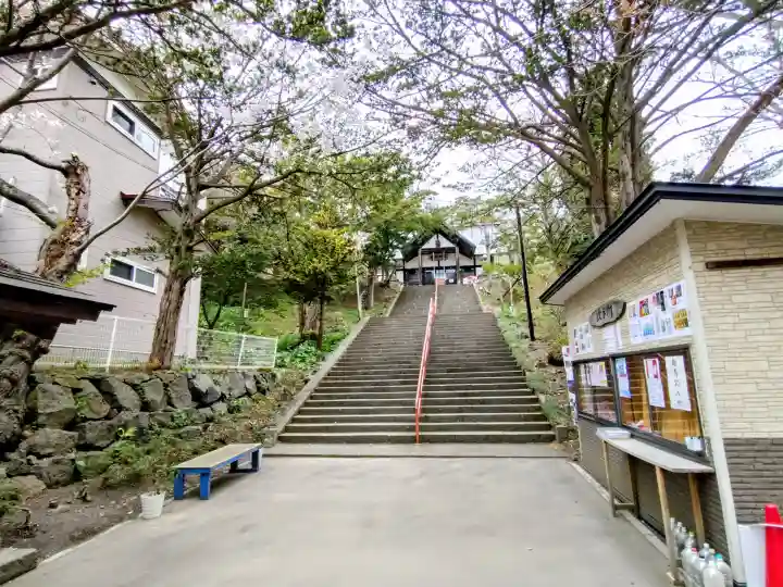 虻田神社の{uncategorized: "未分類", other: "その他", undefined: "問題あり", building: "その他建物", grave: "お墓", sacred_gate: "鳥居", guardian: "狛犬", statue: "像", buddha: "仏像", history: "歴史", nature: "自然", garden: "庭園", animal: "動物", pagoda: "塔", temizu: "手水舎", mountain_gate: "山門・神門", sanctuary: "本殿・本堂", subordinate: "末社・摂社", art: "芸術", scenery: "景色", jizo: "地蔵", ema: "絵馬", goshuin: "御朱印", omikuji: "おみくじ", items: "授与品その他", amulet: "お守り", goshuincho: "御朱印帳", eats: "食事", festival: "お祭り", votive_dance: "神楽", shichigosan: "七五三参", wedding: "結婚式", experience: "体験その他", initially: "初詣", around: "周辺", anti_infection: "感染症対策"}