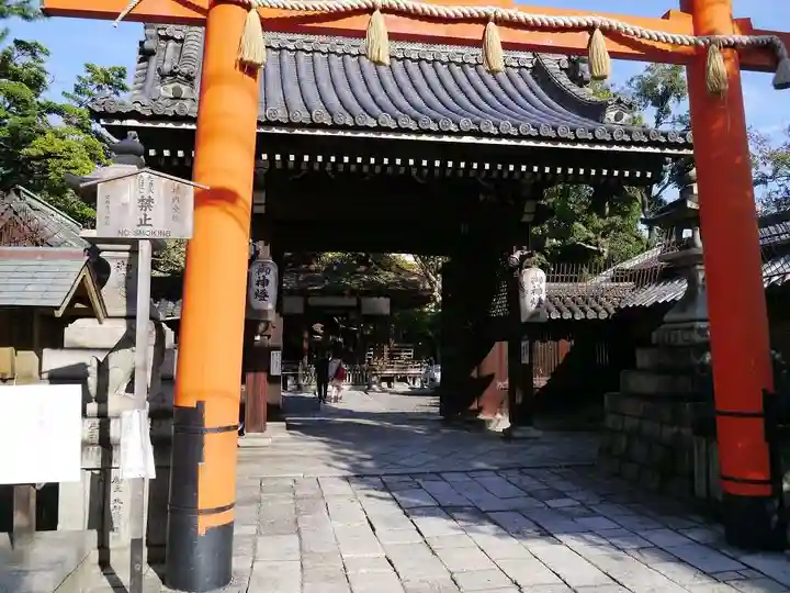 下御霊神社の山門・神門