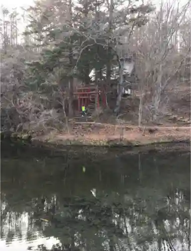 稲荷社（忍野八海　出口池）の本殿・本堂