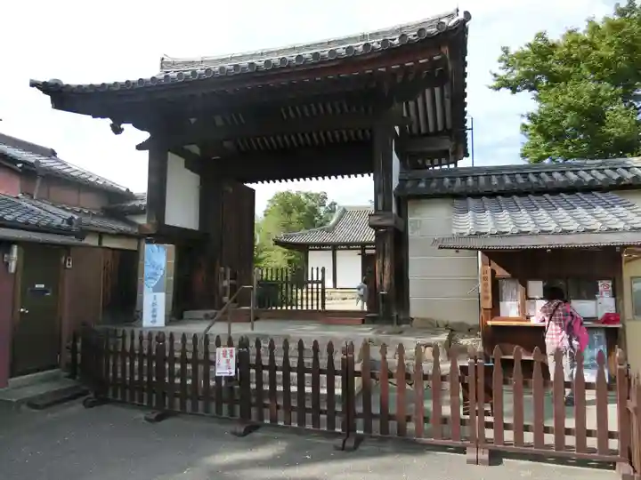 新薬師寺の山門・神門