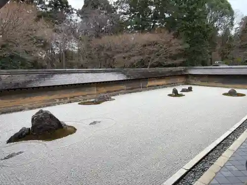 龍安寺の{uncategorized: "未分類", other: "その他", undefined: "問題あり", building: "その他建物", grave: "お墓", sacred_gate: "鳥居", guardian: "狛犬", statue: "像", buddha: "仏像", history: "歴史", nature: "自然", garden: "庭園", animal: "動物", pagoda: "塔", temizu: "手水舎", mountain_gate: "山門・神門", sanctuary: "本殿・本堂", subordinate: "末社・摂社", art: "芸術", scenery: "景色", jizo: "地蔵", ema: "絵馬", goshuin: "御朱印", omikuji: "おみくじ", items: "授与品その他", amulet: "お守り", goshuincho: "御朱印帳", eats: "食事", festival: "お祭り", votive_dance: "神楽", shichigosan: "七五三参", wedding: "結婚式", experience: "体験その他", initially: "初詣", around: "周辺", anti_infection: "感染症対策"}