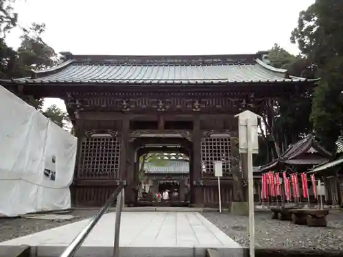 久遠寺の山門