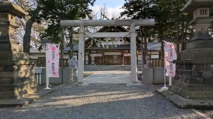 新琴似神社の{uncategorized: "未分類", other: "その他", undefined: "問題あり", building: "その他建物", grave: "お墓", sacred_gate: "鳥居", guardian: "狛犬", statue: "像", buddha: "仏像", history: "歴史", nature: "自然", garden: "庭園", animal: "動物", pagoda: "塔", temizu: "手水舎", mountain_gate: "山門・神門", sanctuary: "本殿・本堂", subordinate: "末社・摂社", art: "芸術", scenery: "景色", jizo: "地蔵", ema: "絵馬", goshuin: "御朱印", omikuji: "おみくじ", items: "授与品その他", amulet: "お守り", goshuincho: "御朱印帳", eats: "食事", festival: "お祭り", votive_dance: "神楽", shichigosan: "七五三参", wedding: "結婚式", experience: "体験その他", initially: "初詣", around: "周辺", anti_infection: "感染症対策"}