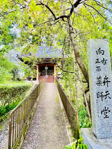 弘願寺の{uncategorized: "未分類", other: "その他", undefined: "問題あり", building: "その他建物", grave: "お墓", sacred_gate: "鳥居", guardian: "狛犬", statue: "像", buddha: "仏像", history: "歴史", nature: "自然", garden: "庭園", animal: "動物", pagoda: "塔", temizu: "手水舎", mountain_gate: "山門・神門", sanctuary: "本殿・本堂", subordinate: "末社・摂社", art: "芸術", scenery: "景色", jizo: "地蔵", ema: "絵馬", goshuin: "御朱印", omikuji: "おみくじ", items: "授与品その他", amulet: "お守り", goshuincho: "御朱印帳", eats: "食事", festival: "お祭り", votive_dance: "神楽", shichigosan: "七五三参", wedding: "結婚式", experience: "体験その他", initially: "初詣", around: "周辺", anti_infection: "感染症対策"}