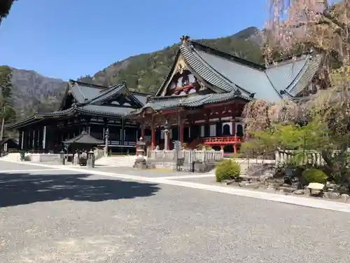 久遠寺の本殿