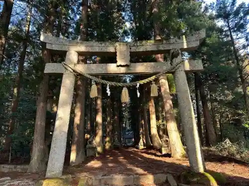 湯野神社の{uncategorized: "未分類", other: "その他", undefined: "問題あり", building: "その他建物", grave: "お墓", sacred_gate: "鳥居", guardian: "狛犬", statue: "像", buddha: "仏像", history: "歴史", nature: "自然", garden: "庭園", animal: "動物", pagoda: "塔", temizu: "手水舎", mountain_gate: "山門・神門", sanctuary: "本殿・本堂", subordinate: "末社・摂社", art: "芸術", scenery: "景色", jizo: "地蔵", ema: "絵馬", goshuin: "御朱印", omikuji: "おみくじ", items: "授与品その他", amulet: "お守り", goshuincho: "御朱印帳", eats: "食事", festival: "お祭り", votive_dance: "神楽", shichigosan: "七五三参", wedding: "結婚式", experience: "体験その他", initially: "初詣", around: "周辺", anti_infection: "感染症対策"}