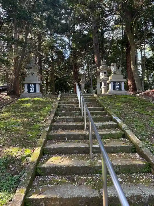 石部神社の{uncategorized: "未分類", other: "その他", undefined: "問題あり", building: "その他建物", grave: "お墓", sacred_gate: "鳥居", guardian: "狛犬", statue: "像", buddha: "仏像", history: "歴史", nature: "自然", garden: "庭園", animal: "動物", pagoda: "塔", temizu: "手水舎", mountain_gate: "山門・神門", sanctuary: "本殿・本堂", subordinate: "末社・摂社", art: "芸術", scenery: "景色", jizo: "地蔵", ema: "絵馬", goshuin: "御朱印", omikuji: "おみくじ", items: "授与品その他", amulet: "お守り", goshuincho: "御朱印帳", eats: "食事", festival: "お祭り", votive_dance: "神楽", shichigosan: "七五三参", wedding: "結婚式", experience: "体験その他", initially: "初詣", around: "周辺", anti_infection: "感染症対策"}