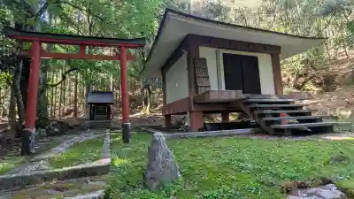 安楽寺釈迦堂の{uncategorized: "未分類", other: "その他", undefined: "問題あり", building: "その他建物", grave: "お墓", sacred_gate: "鳥居", guardian: "狛犬", statue: "像", buddha: "仏像", history: "歴史", nature: "自然", garden: "庭園", animal: "動物", pagoda: "塔", temizu: "手水舎", mountain_gate: "山門・神門", sanctuary: "本殿・本堂", subordinate: "末社・摂社", art: "芸術", scenery: "景色", jizo: "地蔵", ema: "絵馬", goshuin: "御朱印", omikuji: "おみくじ", items: "授与品その他", amulet: "お守り", goshuincho: "御朱印帳", eats: "食事", festival: "お祭り", votive_dance: "神楽", shichigosan: "七五三参", wedding: "結婚式", experience: "体験その他", initially: "初詣", around: "周辺", anti_infection: "感染症対策"}