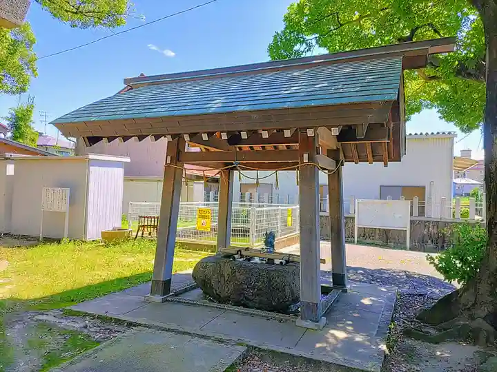 神明社の手水舎