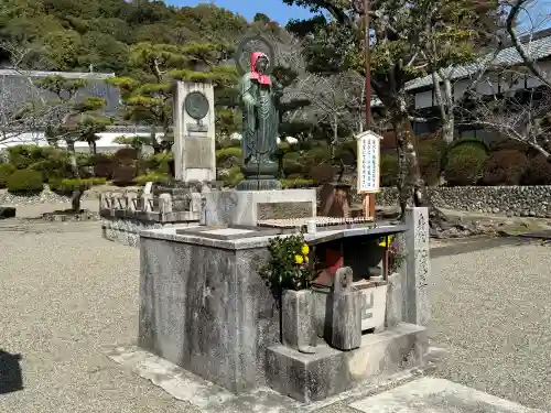 粉河寺の{uncategorized: "未分類", other: "その他", undefined: "問題あり", building: "その他建物", grave: "お墓", sacred_gate: "鳥居", guardian: "狛犬", statue: "像", buddha: "仏像", history: "歴史", nature: "自然", garden: "庭園", animal: "動物", pagoda: "塔", temizu: "手水舎", mountain_gate: "山門・神門", sanctuary: "本殿・本堂", subordinate: "末社・摂社", art: "芸術", scenery: "景色", jizo: "地蔵", ema: "絵馬", goshuin: "御朱印", omikuji: "おみくじ", items: "授与品その他", amulet: "お守り", goshuincho: "御朱印帳", eats: "食事", festival: "お祭り", votive_dance: "神楽", shichigosan: "七五三参", wedding: "結婚式", experience: "体験その他", initially: "初詣", around: "周辺", anti_infection: "感染症対策"}