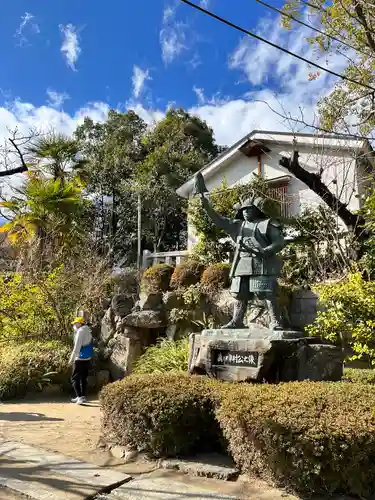 真田山 三光神社の像