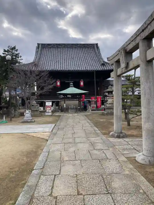 金倉寺の{uncategorized: "未分類", other: "その他", undefined: "問題あり", building: "その他建物", grave: "お墓", sacred_gate: "鳥居", guardian: "狛犬", statue: "像", buddha: "仏像", history: "歴史", nature: "自然", garden: "庭園", animal: "動物", pagoda: "塔", temizu: "手水舎", mountain_gate: "山門・神門", sanctuary: "本殿・本堂", subordinate: "末社・摂社", art: "芸術", scenery: "景色", jizo: "地蔵", ema: "絵馬", goshuin: "御朱印", omikuji: "おみくじ", items: "授与品その他", amulet: "お守り", goshuincho: "御朱印帳", eats: "食事", festival: "お祭り", votive_dance: "神楽", shichigosan: "七五三参", wedding: "結婚式", experience: "体験その他", initially: "初詣", around: "周辺", anti_infection: "感染症対策"}